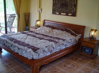 Teak bed with comfort matrass