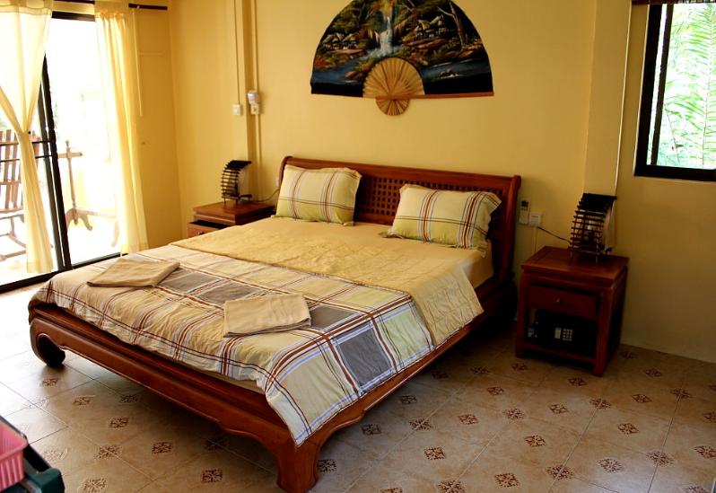 deluxe bungalow kong size bed and 100% cotton linen
